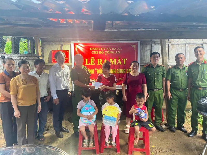 Ấm áp nghĩa tình của Công an xã vùng cao ở Quảng Ngãi -0