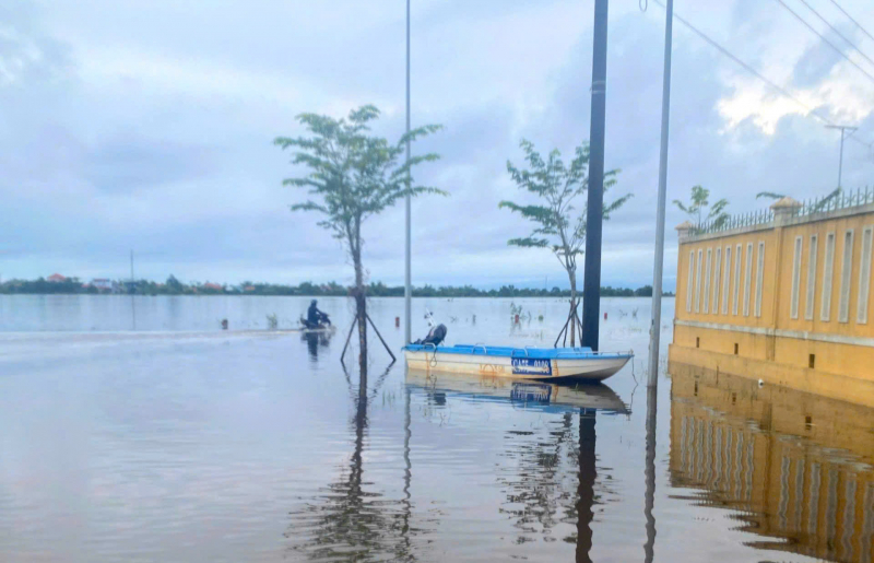 Nhiều vùng thấp trũng ở Huế ngập lụt, giao thông chia cắt -0