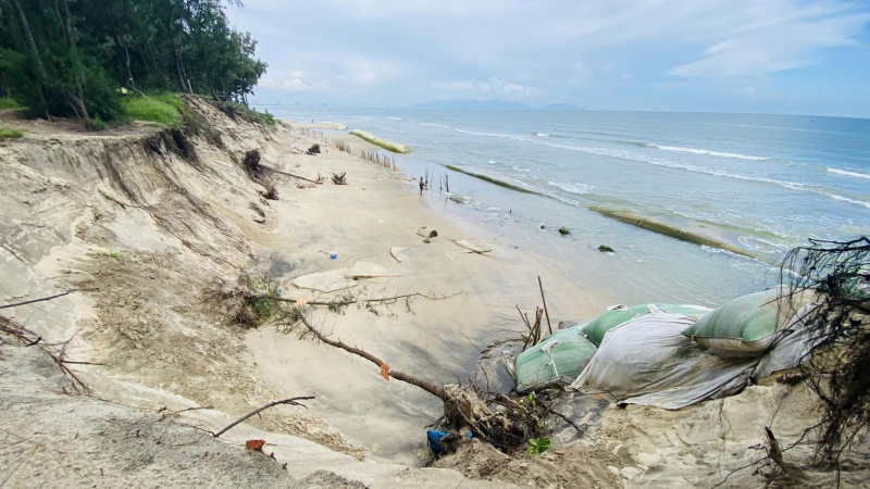 Đà Nẵng phát cảnh báo khẩn: Nguy cơ chia cắt giao thông miền núi và biển Hội An tiếp tục bị sóng ngoạm sâu vào bờ -0