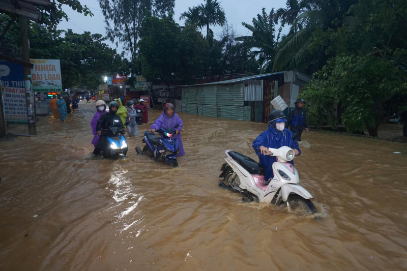 Đà Nẵng phát cảnh báo khẩn: Nguy cơ chia cắt giao thông miền núi và biển Hội An tiếp tục bị sóng ngoạm sâu vào bờ -0