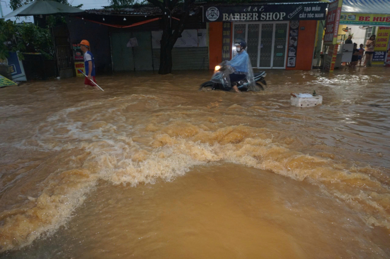Đà Nẵng phát cảnh báo khẩn: Nguy cơ chia cắt giao thông miền núi và biển Hội An tiếp tục bị sóng ngoạm sâu vào bờ -1
