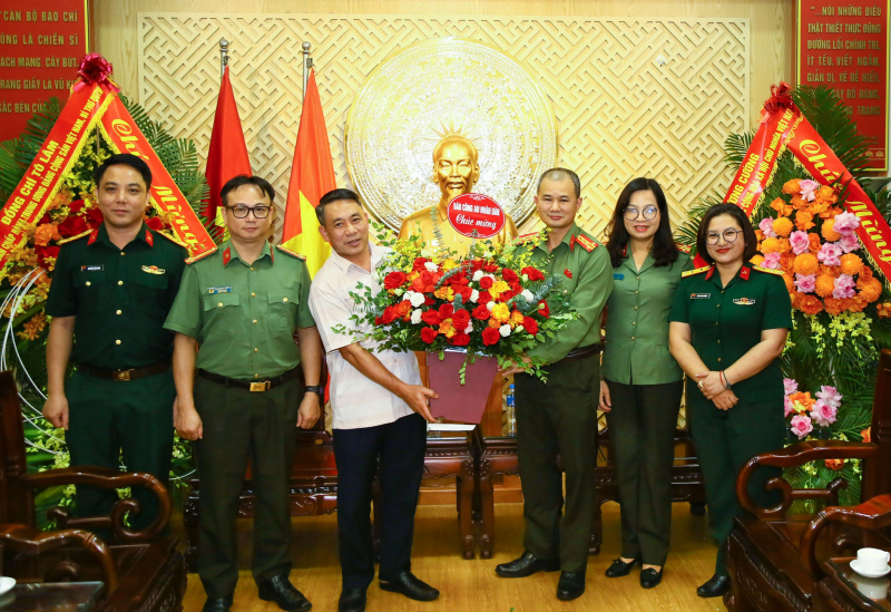 Báo CAND chúc mừng 75 năm Ngày truyền thống Báo QĐND -0