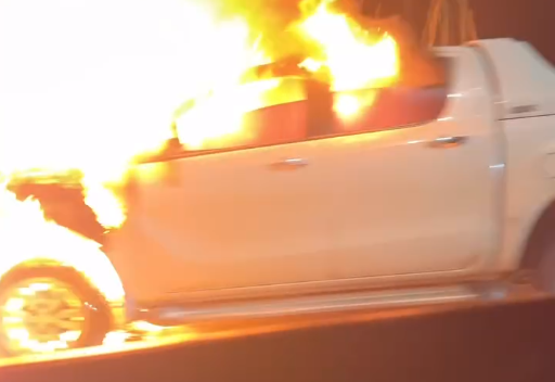 Der Pickup fing plötzlich Feuer und verursachte einen Schaden von mehr als 300 Millionen VND -0
