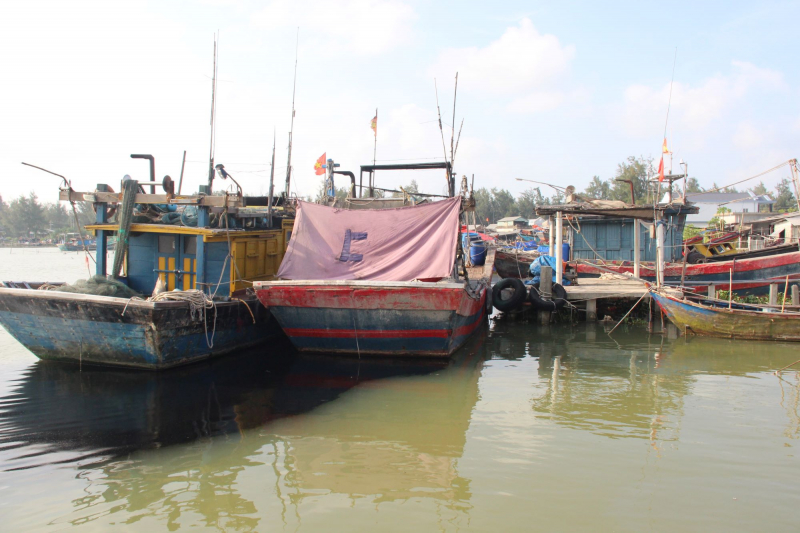 Ngư dân ở Huế cấp tập đưa tàu thuyền vào bờ tránh bão số 12 -0