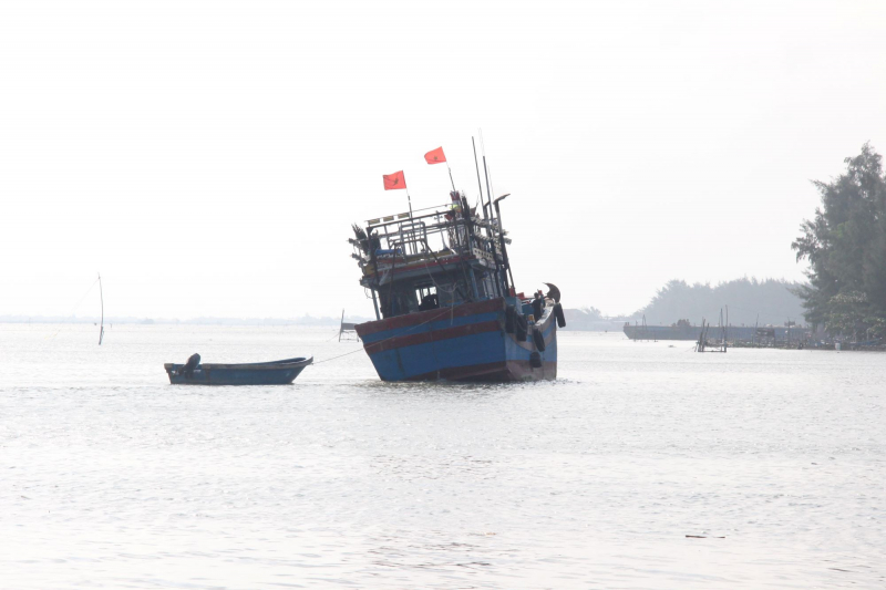 Ngư dân ở Huế cấp tập đưa tàu thuyền vào bờ tránh bão số 12 -0