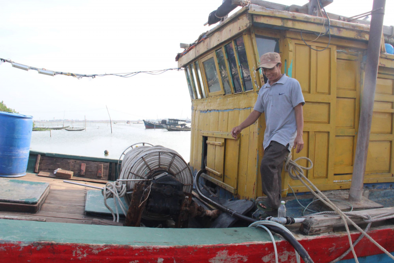 Ngư dân ở Huế cấp tập đưa tàu thuyền vào bờ tránh bão số 12 -0