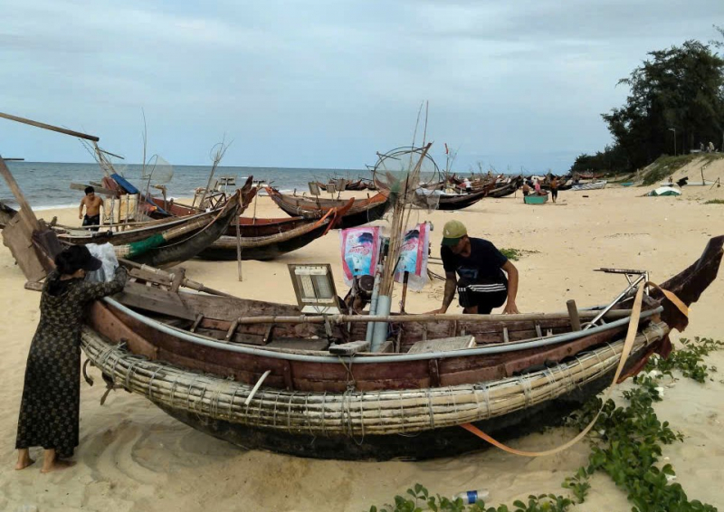 អ្នកនេសាទនៅទីក្រុង Hue ប្រញាប់ប្រញាល់នាំទូកចូលច្រាំង ដើម្បីបញ្ចៀសព្យុះលេខ ១២-០