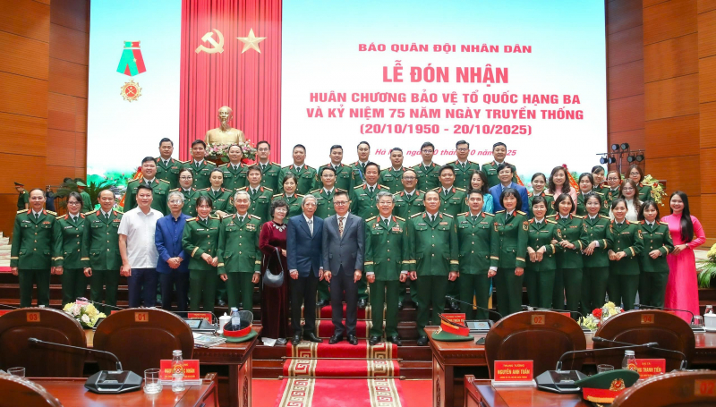 Báo Quân đội nhân dân đón nhận Huân chương Bảo vệ Tổ quốc hạng Ba và kỷ niệm 75 năm Ngày truyền thống