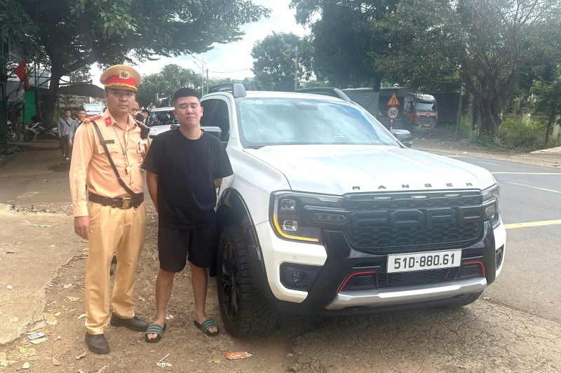 Phát hiện nam thanh niên chở lốp ô tô nghi tài sản trộm cắp -0