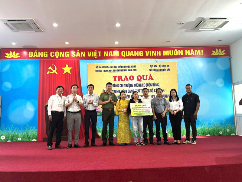 Trao quà của Thứ trưởng Lê Quốc Hùng hỗ trợ một học sinh ở Đà Nẵng bị mắc bệnh hiểm nghèo -0