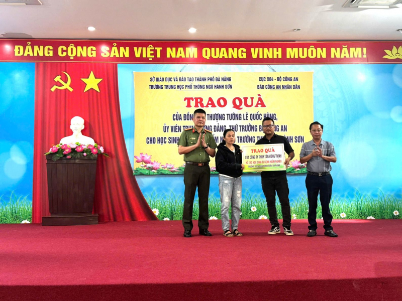 Trao quà của Thứ trưởng Lê Quốc Hùng hỗ trợ một học sinh ở Đà Nẵng bị mắc bệnh hiểm nghèo -1