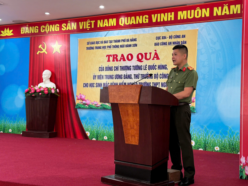 Trao quà của Thứ trưởng Lê Quốc Hùng hỗ trợ một học sinh ở Đà Nẵng bị mắc bệnh hiểm nghèo -0