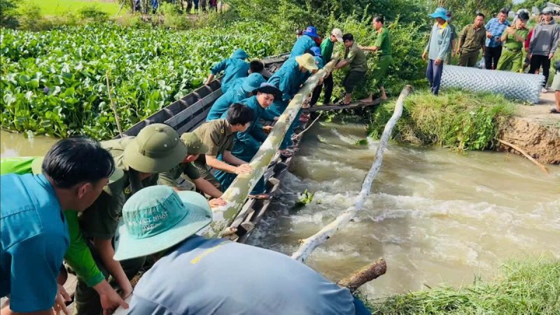 Dầm mình khắc phục hậu quả do mưa dông và lũ tràn về nhanh ở Tây Ninh -0
