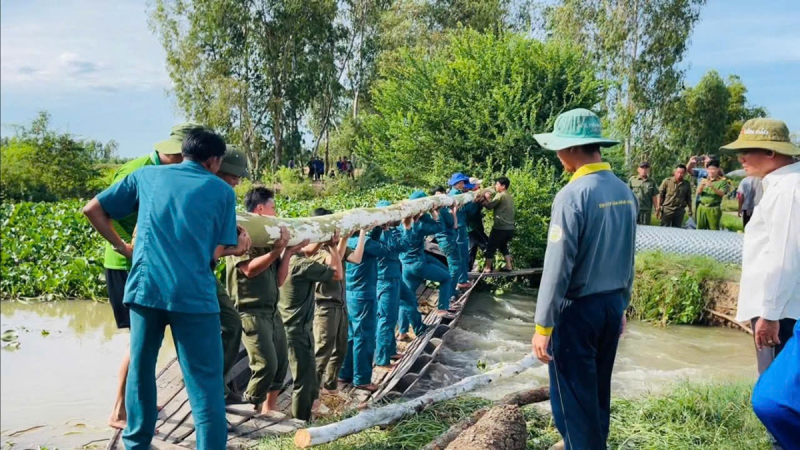 Dầm mình khắc phục hậu quả do mưa dông và lũ tràn về nhanh ở Tây Ninh -1