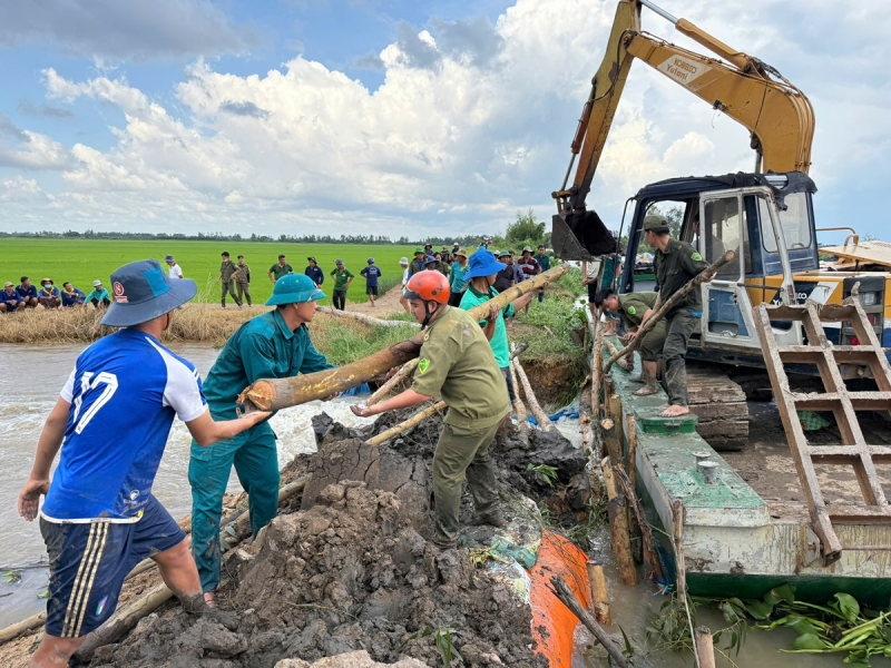 Dầm mình khắc phục hậu quả do mưa dông và lũ tràn về nhanh ở Tây Ninh -2