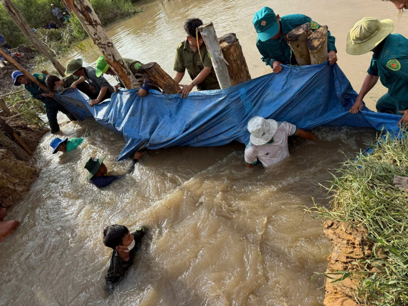 Dầm mình khắc phục hậu quả do mưa dông và lũ tràn về nhanh ở Tây Ninh -3