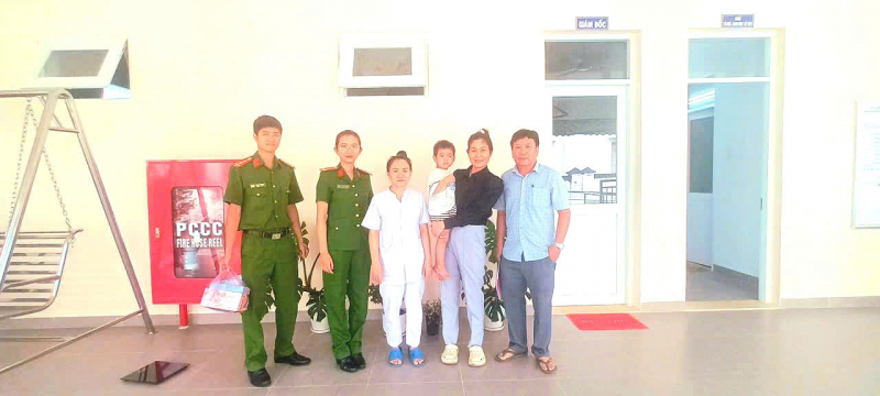  Vụ bé trai 4 tuổi bị bỏ rơi ở Khánh Hòa: Công an phường Nha Trang đã liên lạc được người mẹ -0