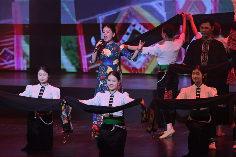 Trao toàn bộ tiền bán vé và vận động từ đêm nhạc “Hoa nở sau mưa” ủng hộ Cao Bằng -2