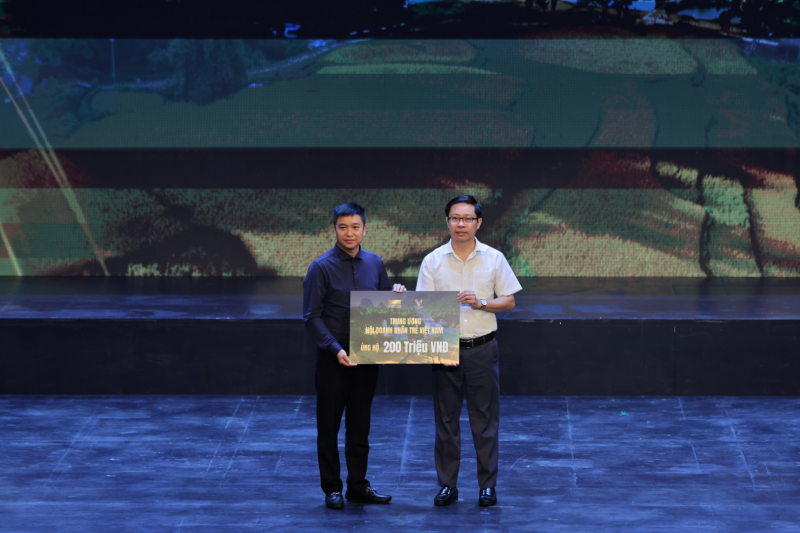 Trao toàn bộ tiền bán vé và vận động từ đêm nhạc “Hoa nở sau mưa” ủng hộ Cao Bằng -0