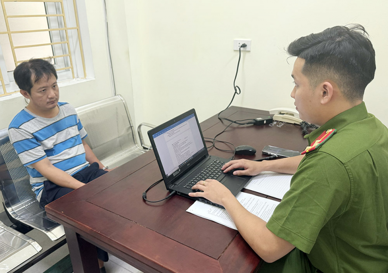Tạm giữ hình sự đối tượng lao xe ô tô vào cán bộ Công an -0