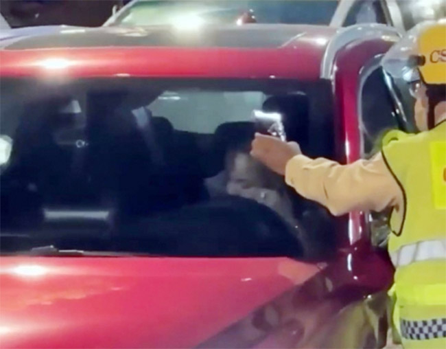 Nữ ca sĩ không có bằng lái, thản nhiên hít “bóng cười” trước mặt... CSGT -0