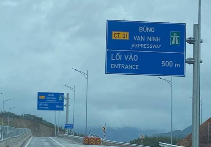 Mulți oameni merg în direcția greșită din cauza indicatorului de pe autostrada Nord-Sud prin Quang Tri -0