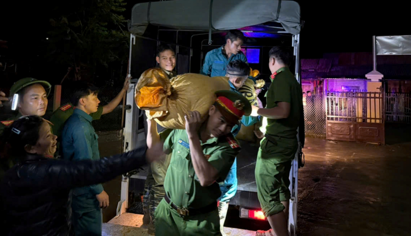 Công an xã vùng cao ở Đà Nẵng khẩn trương di dời trong đêm nhiều hộ dân khỏi vùng nguy cơ sạt lở