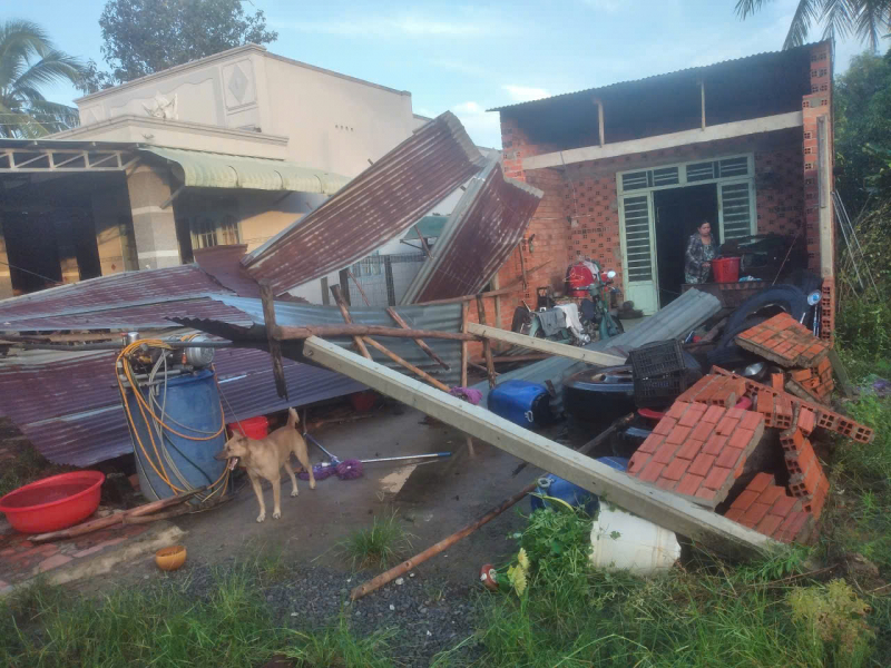 Dầm mình khắc phục hậu quả do mưa dông và lũ tràn về nhanh ở Tây Ninh -0