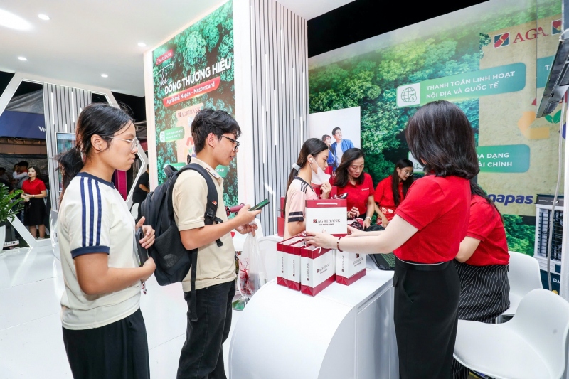 Agribank mang sản phẩm công nghệ cực chất đến Ngày thẻ Việt Nam 2025 -6