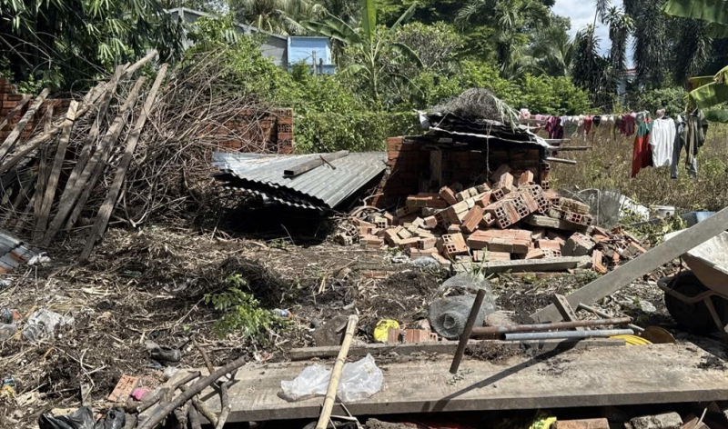 Dầm mình khắc phục hậu quả do mưa dông và lũ tràn về nhanh ở Tây Ninh -1