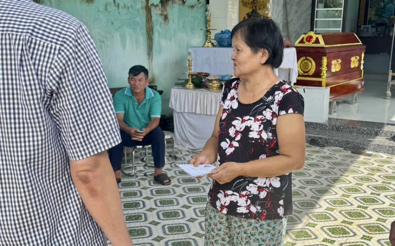 Dầm mình khắc phục hậu quả do mưa dông và lũ tràn về nhanh ở Tây Ninh -0