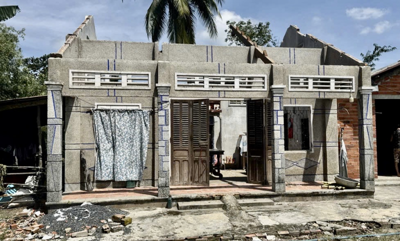 Dầm mình khắc phục hậu quả do mưa dông và lũ tràn về nhanh ở Tây Ninh -3