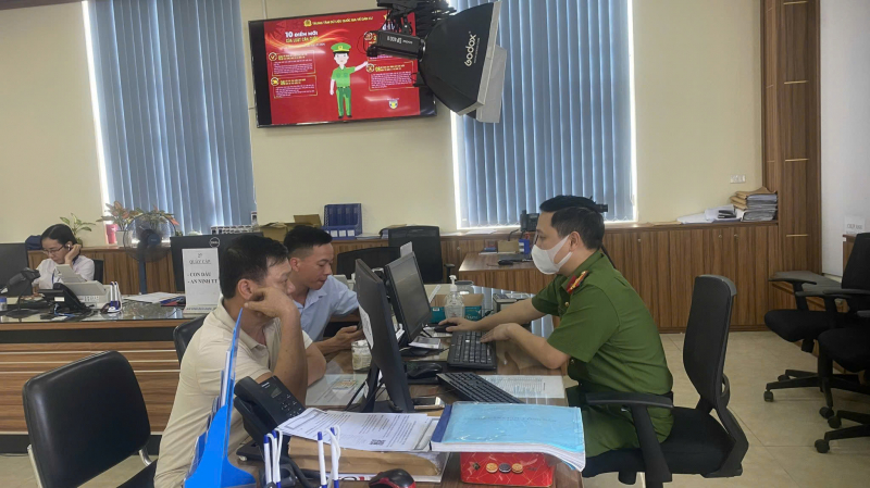 Người dân chỉ cung cấp bản sao Giấy chứng nhận và Căn cước công dân mà không phải công chứng -0