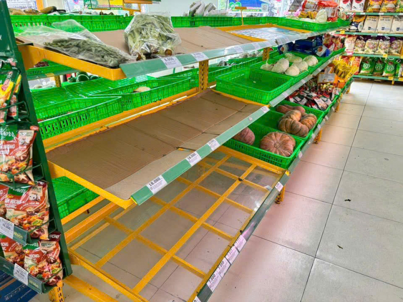 ダナンの住民は、嵐12号に備えて物資の備蓄に忙しい。