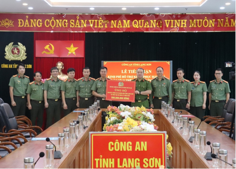 Trao tặng quà ủng hộ đồng bào tỉnh Lạng Sơn và Bắc Ninh bị thiệt hại do mưa lũ -0