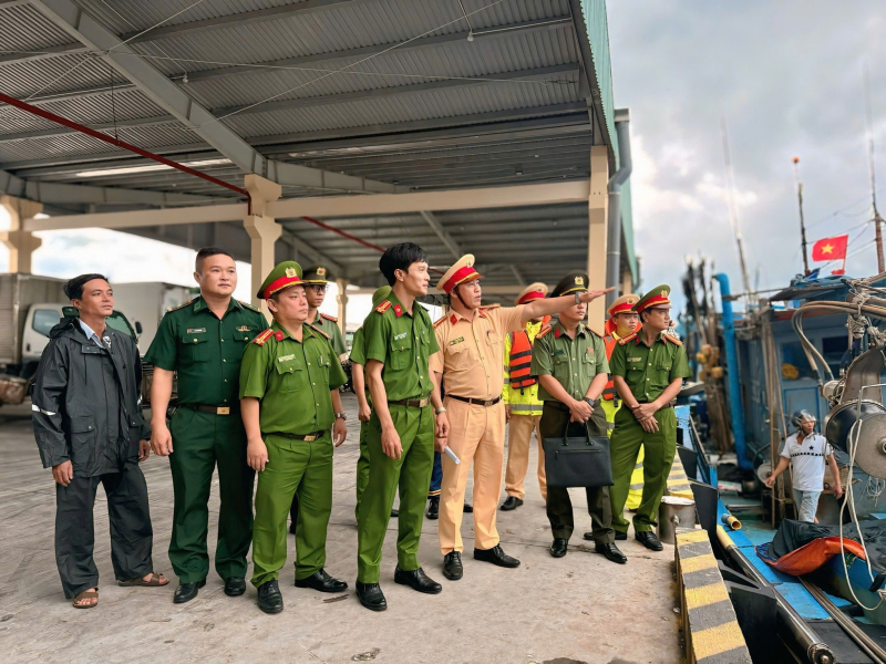 Công an các địa phương sát cánh cùng người dân ứng phó bão “Thần Gió” -0