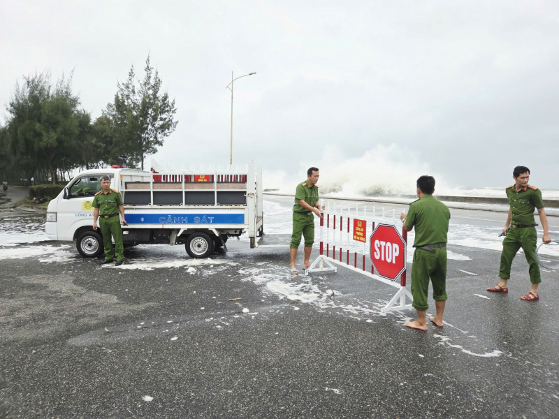 Công an các địa phương sát cánh cùng người dân ứng phó bão “Thần Gió” -0