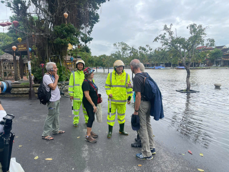 Công an các địa phương sát cánh cùng người dân ứng phó bão “Thần Gió” -0