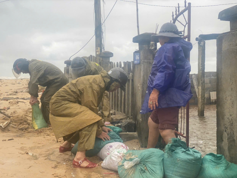 Công an phường ven biển ở Huế chủ động giúp dân ứng phó bão Thần Gió -0