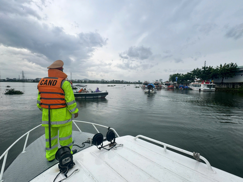 Công an các địa phương sát cánh cùng người dân ứng phó bão “Thần Gió” -1