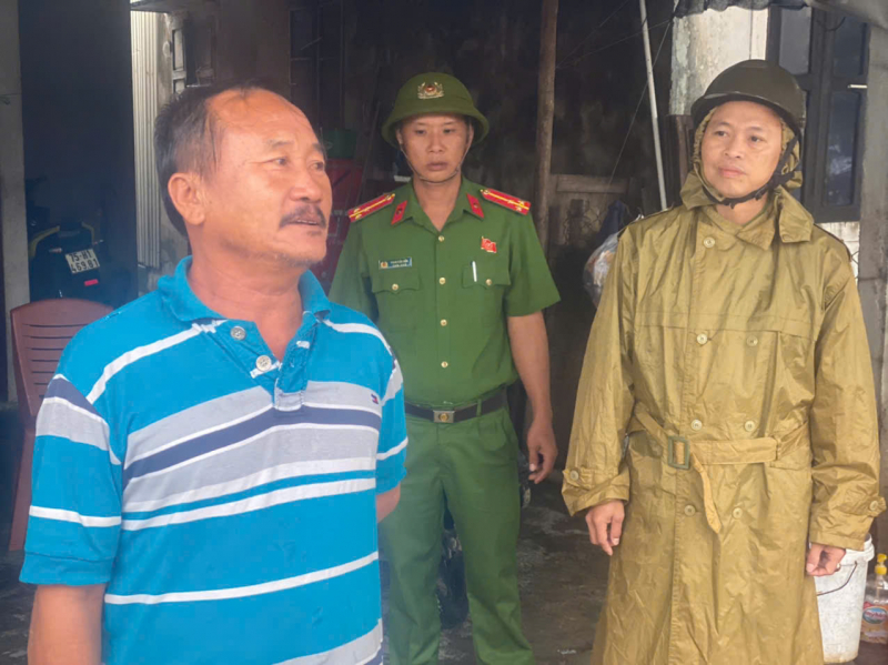 Công an phường ven biển ở Huế chủ động giúp dân ứng phó bão Thần Gió -0