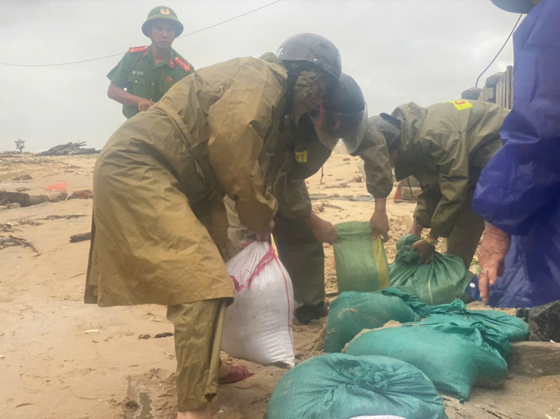 Công an phường ven biển ở Huế chủ động giúp dân ứng phó bão Thần Gió -0