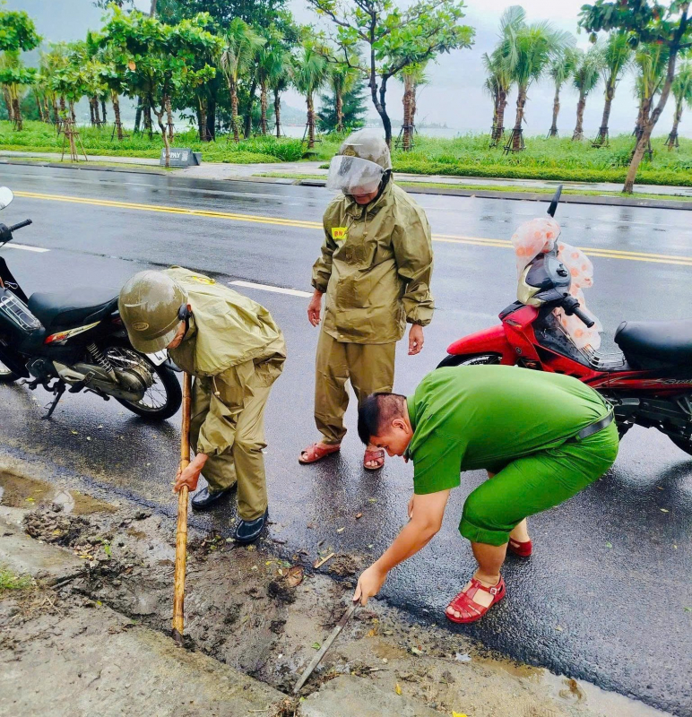 Công an các địa phương sát cánh cùng người dân ứng phó bão “Thần Gió” -0
