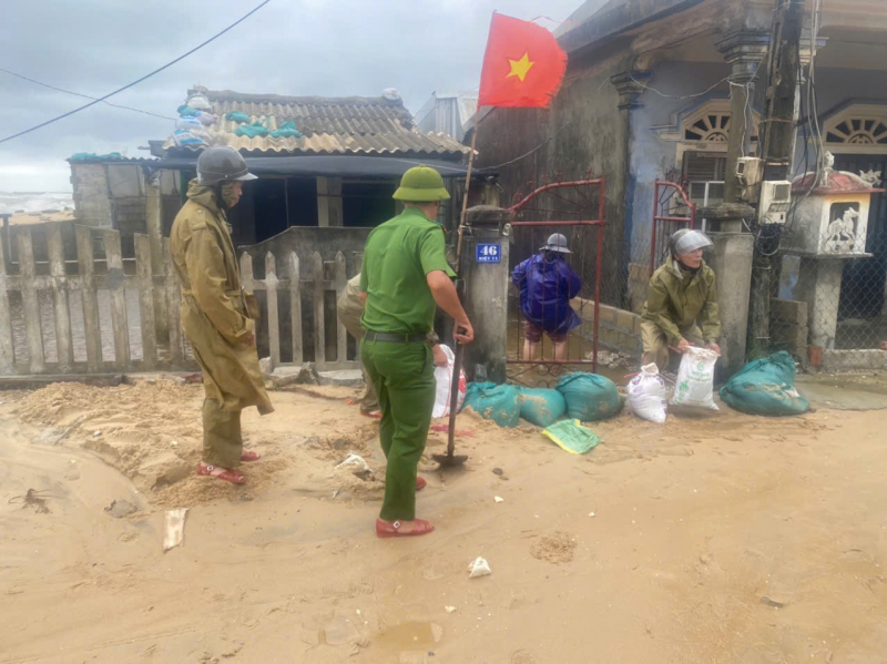 Công an phường ven biển ở Huế chủ động giúp dân ứng phó bão Thần Gió -0