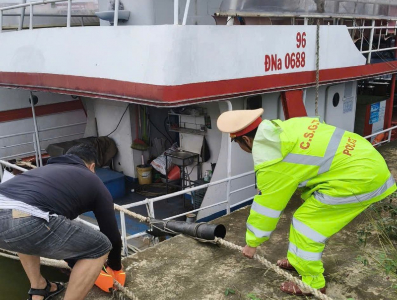 Công an các địa phương sát cánh cùng người dân ứng phó bão “Thần Gió” -0