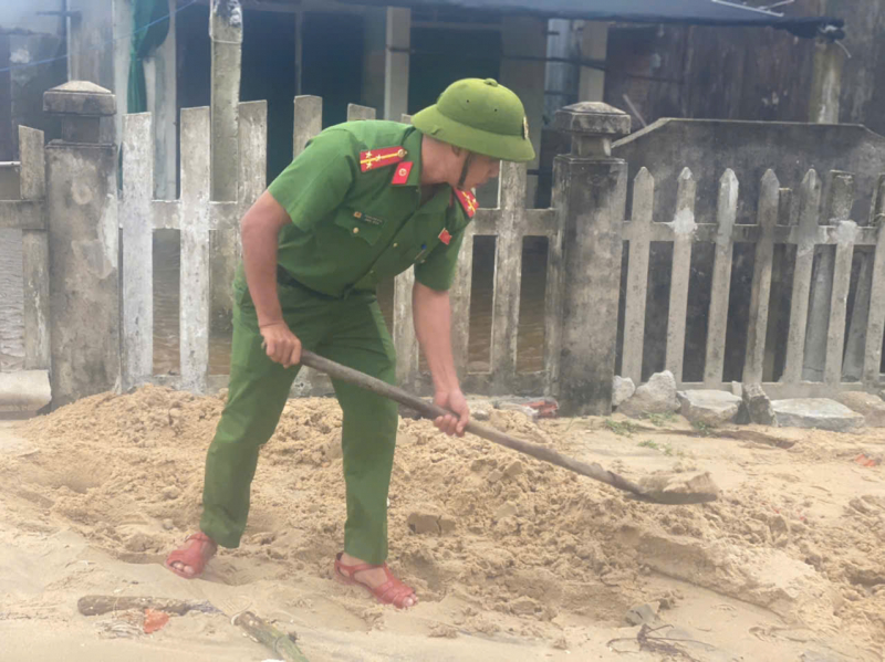 Công an phường ven biển ở Huế chủ động giúp dân ứng phó bão Thần Gió -1