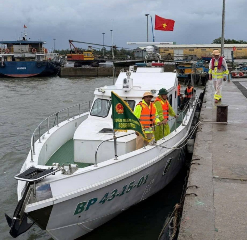 Công an các địa phương sát cánh cùng người dân ứng phó bão “Thần Gió” -1