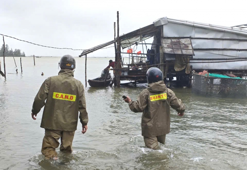 Công an phường ven biển ở Huế chủ động giúp dân ứng phó bão Thần Gió -0