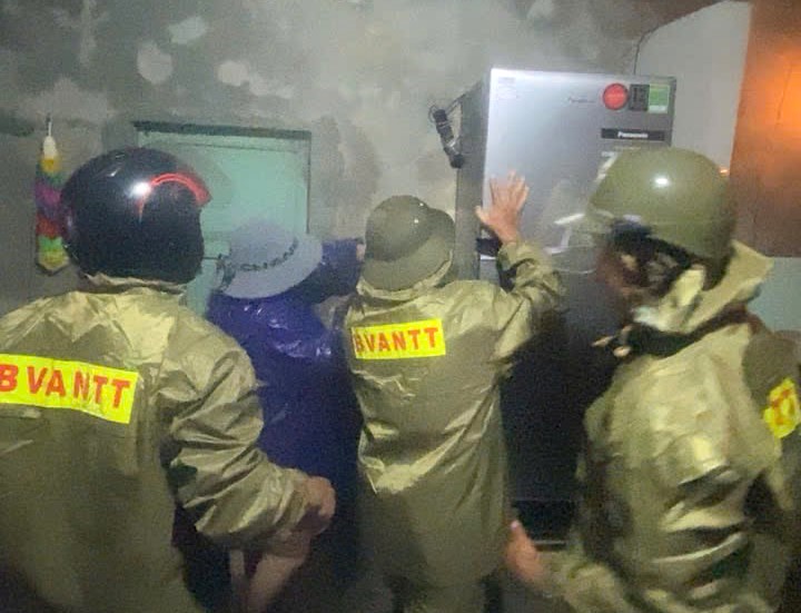 Công an phường ven biển ở Huế chủ động giúp dân ứng phó bão Thần Gió -1