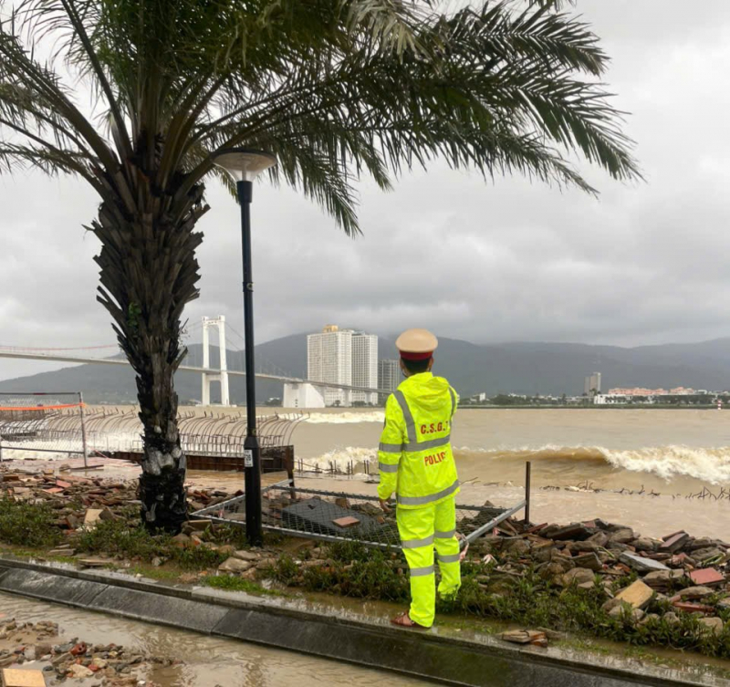 Công an các địa phương sát cánh cùng người dân ứng phó bão “Thần Gió” -0